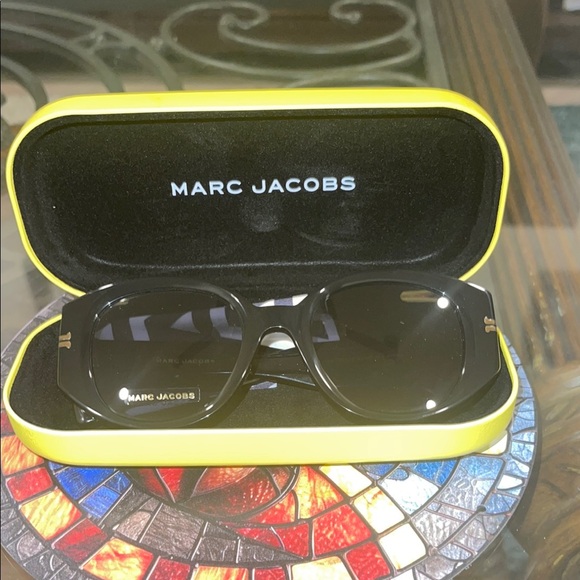 Marc Jacobs Black Sunglasses with Yellow Case - Picture 1 of 8
